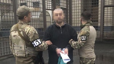 Підіймав прапор РФ та збирав підписи проти мера: підозрюваного у держзраді з Вовчанська "Чижа" затримали