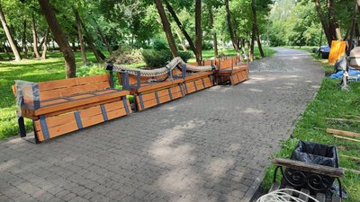 У парку "700-річчя Львова" облаштовують ігровий майданчик для дітей