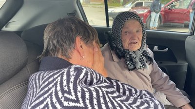 Окупанти обстріляли колону машин, яка евакуювала людей з Руської Лозової під Харковом Окупанти обстріляли колону машин, яка евакуювала людей з Руської Лозової під Харковом