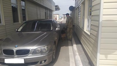 На Херсонщині прикордонники затримали чоловіка, який їхав з Чехії на викраденому автомобілі На Херсонщині прикордонники затримали чоловіка, який їхав з Чехії на викраденому автомобілі