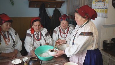 На Вінниччині усім селом у Чистий четвер випікають паски у глиняній печі На Вінниччині усім селом у Чистий четвер випікають паски у глиняній печі