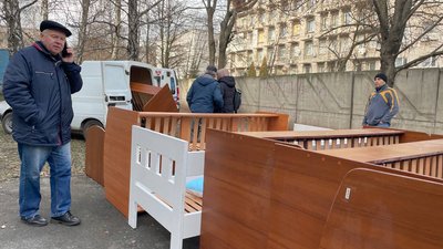 Виносять ліжка, речі та обладнання. Що відбувається на місці ракетного удару по пологовому у Дніпрі