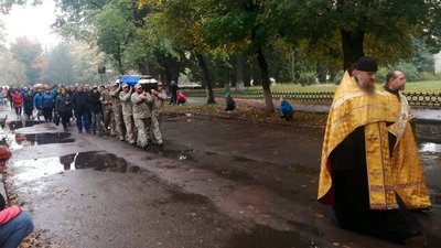 Потрапив під артобстріл: на Чернігівщині попрощалися із солдатом Анатолієм Коротким