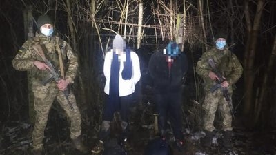 Закарпатські прикордонники затримали нелегальних мігрантів на кордоні з Угорщиною Закарпатські прикордонники затримали нелегальних мігрантів на кордоні з Угорщиною