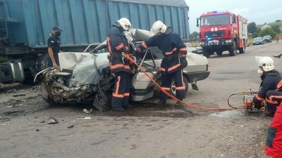На Прикарпатті рятувальники витягували з авто потерпілих у ДТП На Прикарпатті рятувальники витягували з авто потерпілих у ДТП