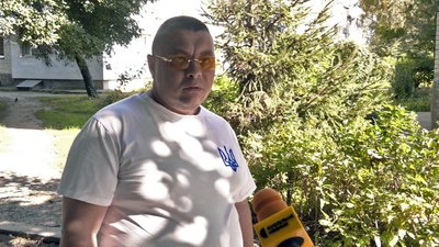 Підлітки в Луцьку облаштовують спортмайданчик у своєму дворі, щоб займатися воркаутом Підлітки в Луцьку облаштовують спортмайданчик у своєму дворі, щоб займатися воркаутом