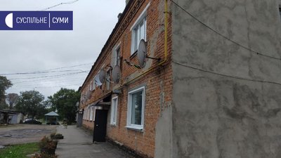 Мешканці будинку в Кролевці на Сумщині скаржаться, що їх будинок і дорогу біля нього не ремонтують Мешканці будинку в Кролевці на Сумщині скаржаться, що їх будинок і дорогу біля нього не ремонтують