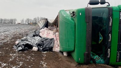 Перевернутий тягач з напівпричепом