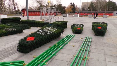 Промислові альпіністи збирають головна новорічна ялинку в Миколаєві Промислові альпіністи збирають головна новорічна ялинку в Миколаєві