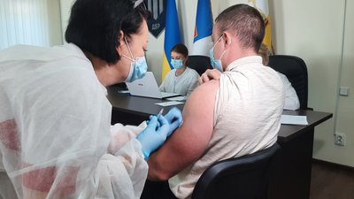 У Миколаєві проти COVID-19 вакцинували працівників ДБР