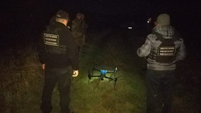 На Закарпатті затримали чоловіків, які дроном відправляли до Словаччини цигарки На Закарпатті затримали чоловіків, які дроном відправляли до Словаччини цигарки