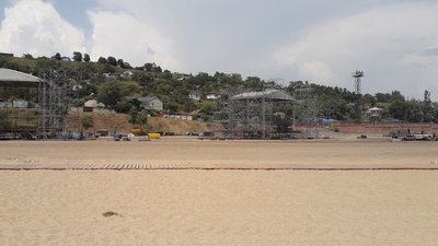 Одна сцена частково у морі. Маріуполь готується до проведення музичного фестивалю Одна сцена частково у морі. Маріуполь готується до проведення музичного фестивалю