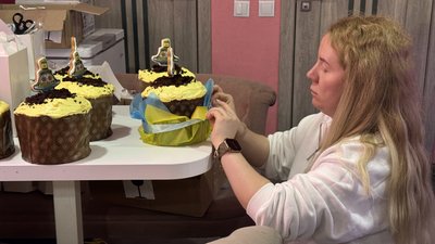 Катерина готує паски з символом Донецької області