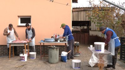 "За сімейним рецептом". Жителі прикарпатського села Радча приготували на фронт приблизно пів тисячі банок м’ясних страв "За сімейним рецептом". Жителі прикарпатського села Радча приготували на фронт приблизно пів тисячі банок м’ясних страв