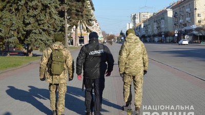 Волинські поліцейські та військові спільно патрулюватимуть вулиці Волинські поліцейські та військові спільно патрулюватимуть вулиці
