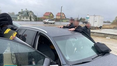 Переправляли за кордон чоловіків призовного віку. На Львівщині двох ділків взяли під варту