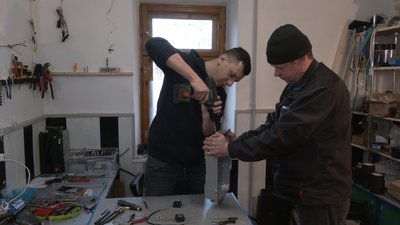 На Прикарпатті військові та волонтери збирають РЕБи На Прикарпатті військові та волонтери збирають РЕБи