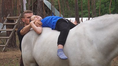 Оздоровлення для вихованців реабілітаційних центрів. На Луганщині проводять заняття з іпотерапії Оздоровлення для вихованців реабілітаційних центрів. На Луганщині проводять заняття з іпотерапії
