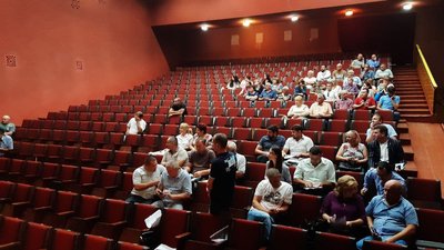 На сесію селищної ради прийшли жителі На сесію селищної ради прийшли жителі
