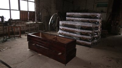 "Ми стараємося не жартувати": історія Віктора Мазурка з Рівненщини, який виготовляє труни "Ми стараємося не жартувати": історія Віктора Мазурка з Рівненщини, який виготовляє труни