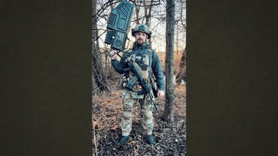 Юрій Василенко з антидроновою рушницею Юрій Василенко з антидроновою рушницею