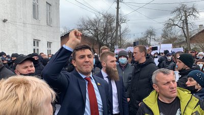 Зібралися нардепи, кандидати та кілька сотень прихильників: ситуація біля приміщення ОВК 87 Зібралися нардепи, кандидати та кілька сотень прихильників: ситуація біля приміщення ОВК 87
