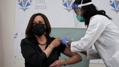 Новообраній віцепрезидентці США зробили щеплення від COVID-19 у прямому ефірі