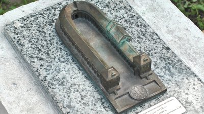 Мініатюрна копія славутської пам’ятки архітектури національного значення «Торгові ряди» Мініатюрна копія славутської пам’ятки архітектури національного значення «Торгові ряди»