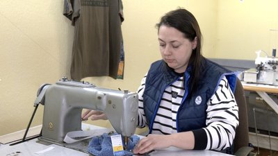 На Вінниччині майстрині безкоштовно шиють одяг для поранених військових На Вінниччині майстрині безкоштовно шиють одяг для поранених військових