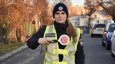 Основні жести регулювальника: тернопільські поліцейські нагадують правила Основні жести регулювальника: тернопільські поліцейські нагадують правила