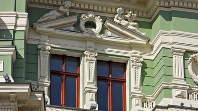 На фасаді відреставрованого будинку Руссова тріснула скульптура янгола На фасаді відреставрованого будинку Руссова тріснула скульптура янгола