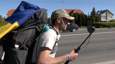 Колишній боєць Петро Скрипка пішки дістався Луцька для допомоги військовим Колишній боєць Петро Скрипка пішки дістався Луцька для допомоги військовим