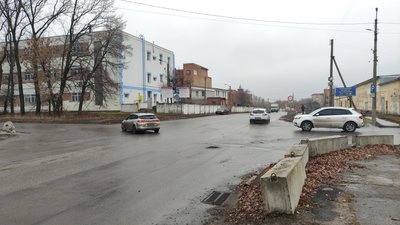 Світлофор на перехресті вулиць Комарова та Серьогіна у Полтаві цьогоріч не встановлюватимуть