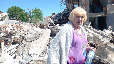 "Я здивована як я вижила". Що відбувається на місці ракетного удару по передмістю Дніпра та що кажуть очевидці "Я здивована як я вижила". Що відбувається на місці ракетного удару по передмістю Дніпра та що кажуть очевидці