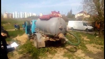 Миколаївці в знак протесту заблокували рух асенізаторській машині