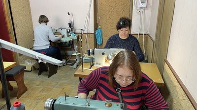 У Полтаві швачки-волонтерки відшивають розвантажувальні жилети, балаклави та білизну У Полтаві швачки-волонтерки відшивають розвантажувальні жилети, балаклави та білизну