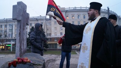 У Дніпрі відкрили оновлений пам’ятний знак жертвам Голодомору та політичних репресій. Фоторепортаж