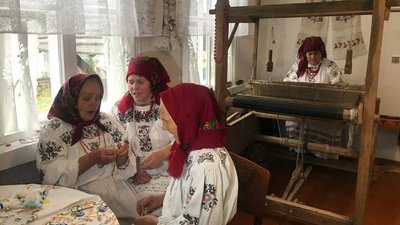 Школярі з Житомирщини разом з "Бовсунівськими бабусями" роблять для воїнів обереги з ниткою воротило