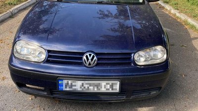 На блокпосту поліцейські Дніпропетровщини виявили легковик і мотоцикл з ознаками підробки