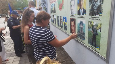 День пам'яті захисників України: у Херсоні вшанували пам'ять загиблих під Іловайськом День пам'яті захисників України: у Херсоні вшанували пам'ять загиблих під Іловайськом