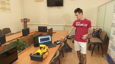 17-річний Ігор Шибка з Дніпра розробив «кобота» й переміг на міжнародному конкурсі винаходів 17-річний Ігор Шибка з Дніпра розробив «кобота» й переміг на міжнародному конкурсі винаходів