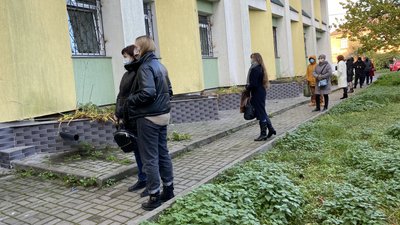 В управлінні охорони здоров'я Рівного пояснили звідки черги на ПЛР-тестування