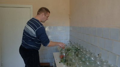 “Прибираємо, допомагаємо, годуємо”: у вінницькому обласному пансіонаті працевлаштували переселенців “Прибираємо, допомагаємо, годуємо”: у вінницькому обласному пансіонаті працевлаштували переселенців