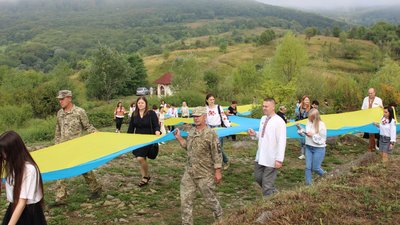 На горі Гурка на Закарпатті розгорнули 100-метровий прапор На горі Гурка на Закарпатті розгорнули 100-метровий прапор