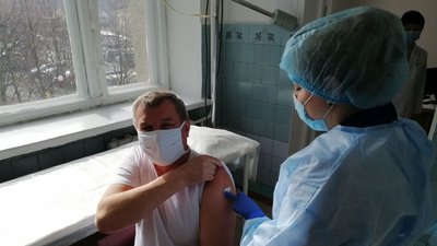 У Кременецькій районній лікарні почали вакцинувати медиків