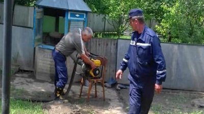На Тернопільщині після паводка дезінфікують криниці На Тернопільщині після паводка дезінфікують криниці