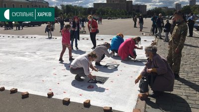 День вишиванки у Харкові: на площі Свободи малюють візерунок День вишиванки у Харкові: на площі Свободи малюють візерунок