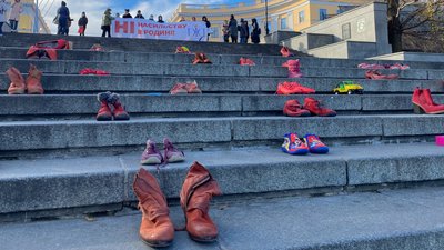 Червоні черевики та дитячі туфлі. В Одесі представили виставку, присвячену домашньому насильству Червоні черевики та дитячі туфлі. В Одесі представили виставку, присвячену домашньому насильству