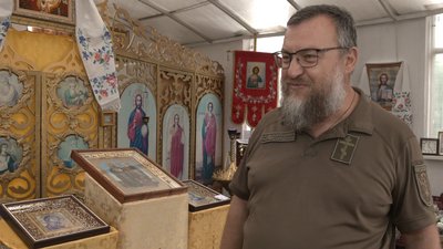Ляльки-мотанки, глиняний посуд та пряники: черкаські капелани організували ярмарок на підтримку ЗСУ Ляльки-мотанки, глиняний посуд та пряники: черкаські капелани організували ярмарок на підтримку ЗСУ