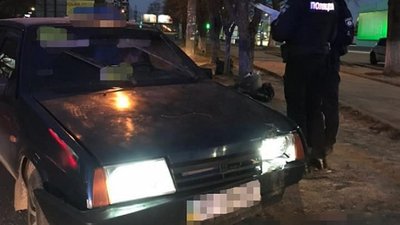 В Івано-Франківську нетверезий таксист в'їхав у дерево